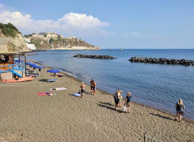 Procida, Campania, İtalya 30 Eylül 2021: Chiaia Sahili 'nde turistler