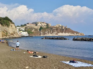 Procida, Campania, İtalya 30 Eylül 2021: Chiaia Sahili 'nde turistler