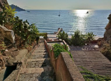Procida, Campania, İtalya 30 Eylül 2021: Giriş merdiveninden Chiaia plajı