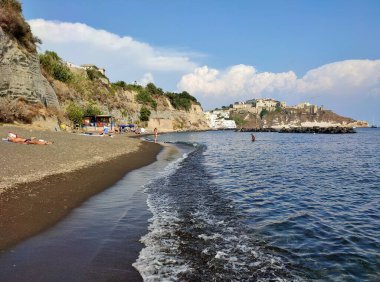 Procida, Campania, İtalya 30 Eylül 2021: Chiaia sahilinden Corricella Körfezi