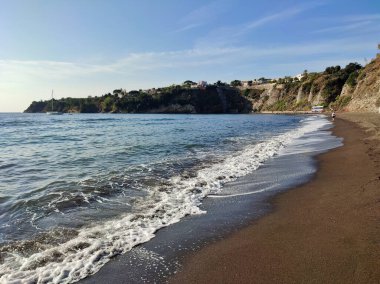 Procida, Campania, İtalya 30 Eylül 2021: Chiaia sahilinden Corricella Körfezi