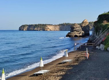 Procida, Campania, İtalya 1 Ekim 2021: Lungomare Colombo 'daki Ciraccio plajı boyunca Procida' lı Faraglioni