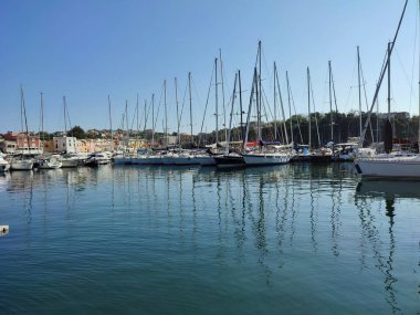 Procida, Campania, İtalya 1 Ekim 2021: Vivara Adası Marina di Chiaiolella Limanı