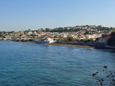Procida, Campania, İtalya 1 Ekim 2021: Ponte di Vivara 'dan Chiaiolella kıyılarına panoramik bir bakış