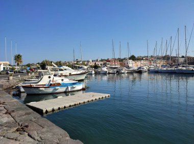 Procida, Campania, İtalya 1 Ekim 2021: Vivara Adası Marina di Chiaiolella Limanı