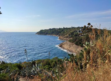 Procida, Campania, İtalya 1 Ekim 2021: Via Alcide De Gasperi 'den Solchiaro yarımadasının kıyıları