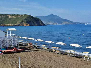 Procida, Campania, İtalya 1 Ekim 2021: Vivara Adası Ciraccio plajından panoramik manzara