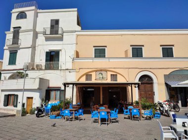 Procida, Campania, İtalya 1 Ekim 2021: Corricella köyünde Piazza dei Martiri