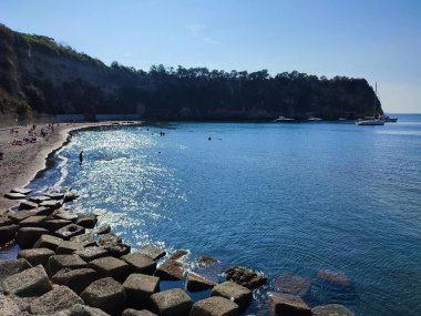 Procida, Campania, İtalya 1 Ekim 2021: Spiaggia del Pozzo Vecchio veya Spiaggia del Postino 'daki Procida Turistleri