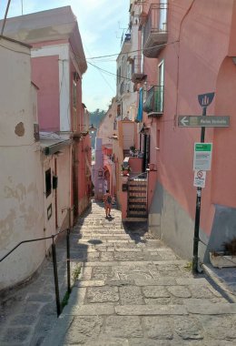 Procida, Campania, İtalya 30 Eylül 2021: San Rocco üzerinden Marina di Corricella 'ya inen Descent Graziella