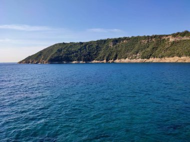 Procida, Campania, İtalya 1 Ekim 2021: Genito Körfezi 'ni kapatan Vivara adasının güney ucu