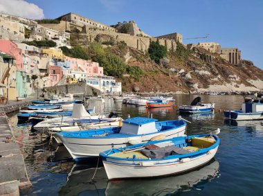 Procida, Campania, İtalya 1 Ekim 2021: Öğleden sonra Marina di Corricella 'nın görüntüsü