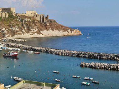 Procida, Campania, İtalya - 1 Ekim 2021: Marcello Scotti aracılığıyla Belvedere di Callia 'dan Marina di Corricella Glimpse