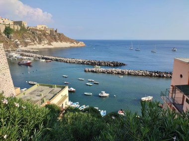 Procida, Campania, İtalya - 1 Ekim 2021: Marcello Scotti aracılığıyla Belvedere di Callia 'dan Marina di Corricella Glimpse