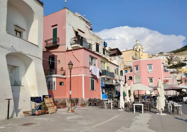イタリアのカンパニア州プロキダ 10月2021 午後にマリーナ コリチェッラの村を垣間見る — ストック写真