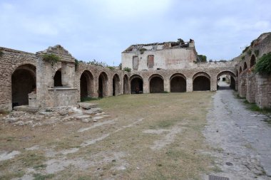 Tremiti Adaları, Puglia, İtalya 26 Temmuz 2021: Santa Maria Manastırı Manastırı 11. yüzyılda San Nicola Adası 'nda inşa edilmiştir.
