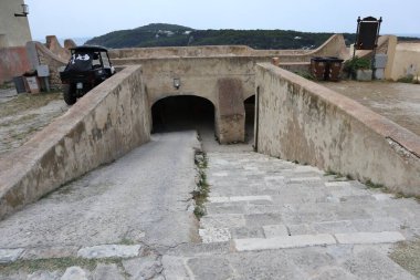 Tremiti Adaları, Puglia, İtalya 26 Temmuz 2021: Santa Maria Manastırı 'nın kilisesi 11. yüzyılda San Nicola Adası' nda inşa edilmiştir.
