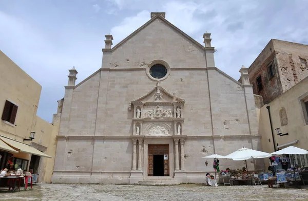 トレミティ諸島 プーリア州 イタリア2021年7月26日 サンニコラ島に11世紀に建てられたサンタマリア マーレ修道院のルネサンス様式のファサード — ストック写真