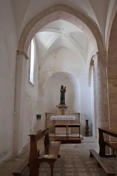 2021年7月26日 意大利普利亚 特雷米蒂群岛 圣玛丽亚修道院的内部 建于11世纪的圣尼科拉岛上 — 图库照片