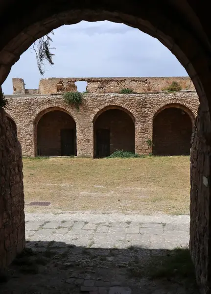 トレミティ諸島 プーリア州 イタリア2021年7月26日 サンニコラ島に11世紀に建てられたサンタマリア マーレ修道院の回廊 — ストック写真