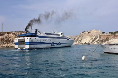Tremiti Adaları, Puglia, İtalya - 26 Temmuz 2021: Tirrenia feribotu San Domino Adası limanından ayrılıyor