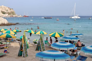 Tremiti Adaları, Puglia, İtalya 26 Temmuz 2021: San Domino limanına yakın Cala delle Arene plajı