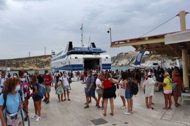 Tremiti Adaları, Puglia, İtalya 26 Temmuz 2021: San Domino Limanı 'nda turistlerin karaya çıkarılması