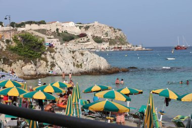 Tremiti Adaları, Puglia, İtalya 26 Temmuz 2021: San Domino limanına yakın Cala delle Arene plajı