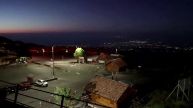 Catania, Sicilya, İtalya - 24 Ağustos 2020: Şafak vakti Sapienza Barınak Meydanı 'na Genel Bakış