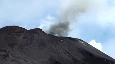 Catania, Sicilya, İtalya 24 Ağustos 2020: Güneydoğu kraterinden duman bulutu