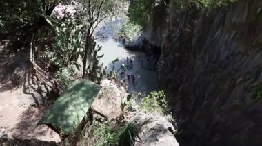 Motta Camastra, Sicilya, İtalya - 30 Ağustos 2020: Botanik ve jeoloji parkının tepesinden Alcantara Vadisi 'ndeki turistler