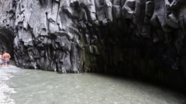 Motta Camastra, Sicilya, İtalya - 30 Ağustos 2020: Deredeki Alcantara Geçitlerinin Genel Görünümü