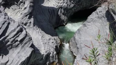 Motta Camastra, Sicilya, İtalya - 30 Ağustos 2020: Botanik ve jeoloji parkının tepesinden Alcantara Vadisi 'ndeki turistler