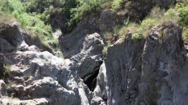 Motta Camastra, Sicilya, İtalya - 30 Ağustos 2020: Botanik ve jeoloji parkının tepesinden Alcantara Vadisi 'ndeki turistler