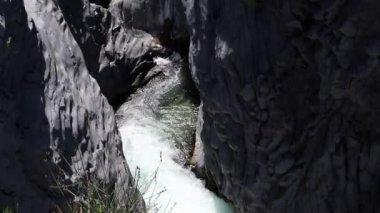 Motta Camastra, Sicilya, İtalya - 30 Ağustos 2020: Botanik ve jeoloji parkının tepesinden Alcantara Vadisi 'ndeki turistler