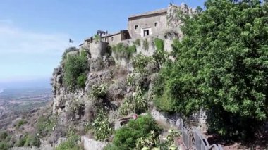 Taormina, Sicilya, İtalya 28 Ağustos 2020: Salita Castello merdivenlerinden, Madonna della Rocca Sığınağı 'ndan köye inen Via Crucis' in bir bölümü