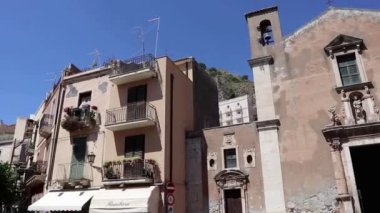 Taormina, Sicilya, İtalya - 28 Ağustos 2020: Largo Santa Caterina 'dan köye bakış
