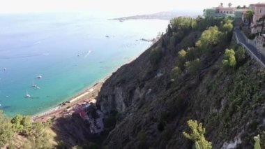 Taormina, Sicilya, İtalya - 28 Ağustos 2020: Piazza IX Aprile 'in bakış açısından kıyıya panoramik bir bakış