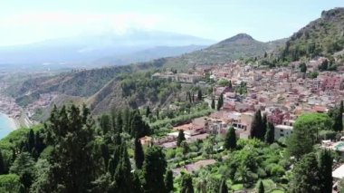 Taormina, Sicilya, İtalya - 28 Ağustos 2020: Yunan tiyatrosunun kıyı manzarası
