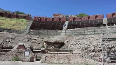 Taormina, Sicilya, İtalya - 28 Ağustos 2020: MÖ 3. yüzyılda Yunanlılar tarafından kurulan Antik Taormina Tiyatrosu Arkeoloji Parkı.