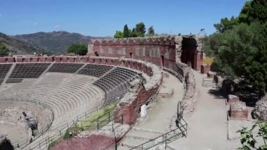 Taormina, Sicilya, İtalya - 28 Ağustos 2020: MÖ 3. yüzyılda Yunanlılar tarafından kurulan Antik Taormina Tiyatrosu Arkeoloji Parkı.