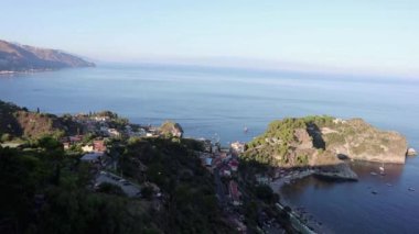 Taormina, Sicilya, İtalya - 29 Ağustos 2020 Via Pirandello Belvedere 'den Isola Bella' ya inen kıyı manzarası