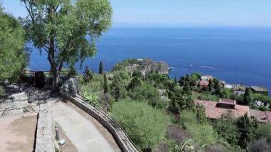 Taormina, Sicilya, İtalya - 28 Ağustos 2020: Yunan tiyatrosunun kıyı manzarası