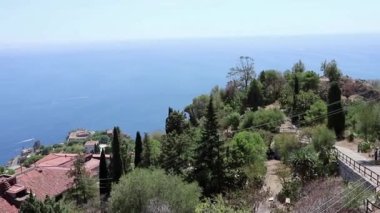 Taormina, Sicilya, İtalya - 28 Ağustos 2020: Yunan tiyatrosunun kıyı manzarası