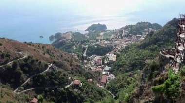 Castelmola, Sicilya, İtalya 28 Ağustos 2020: Piazza Sant 'Antonio' nun bakış açısından Taormina 'ya bakış