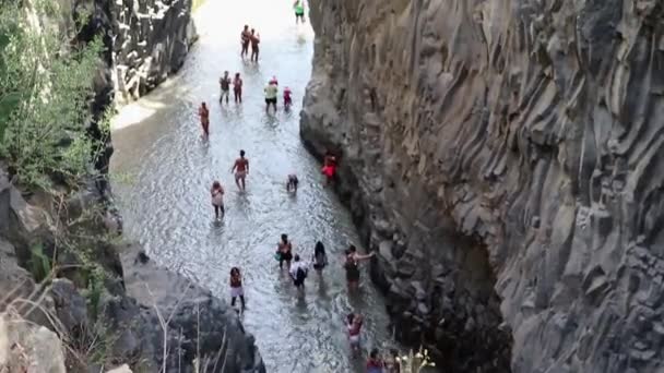 Motta Camastra Sicile Italie Août 2020 Touristes Dans Les Gorges — Video