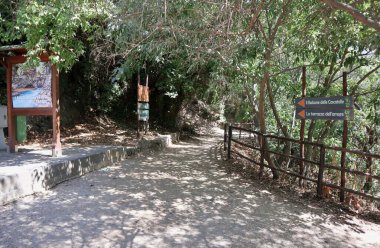 Motta Camastra, Sicilya, İtalya - 30 Ağustos 2020: Alcantara Gorges Botanik ve Jeoloji Parkının İçi