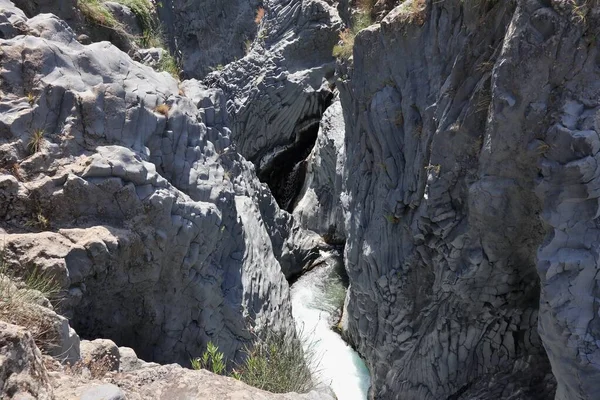 Motta Camastra, Sicilya, İtalya - 30 Ağustos 2020: Alcantara Gorges Nehri Parkı