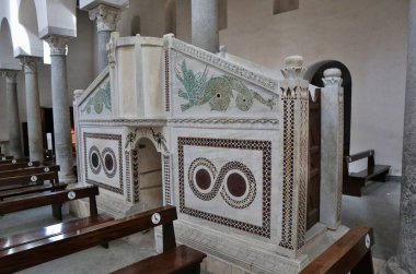 Ravello Campania, İtalya 22 Eylül 2021: 12. yüzyıl mermer işlemeli ambo Peygamberimiz Jonah 'ı Santa Maria Assunta Katedrali' nde deniz canavarıyla tasvir ediyor.