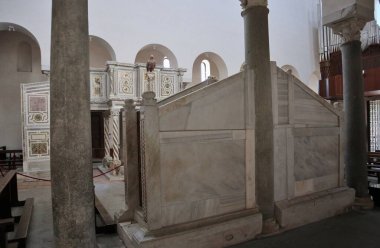 Ravello Campania, İtalya 22 Eylül 2021: 12. yüzyıl mermer işlemeli ambo Peygamberimiz Jonah 'ı Santa Maria Assunta Katedrali' nde deniz canavarıyla tasvir ediyor.